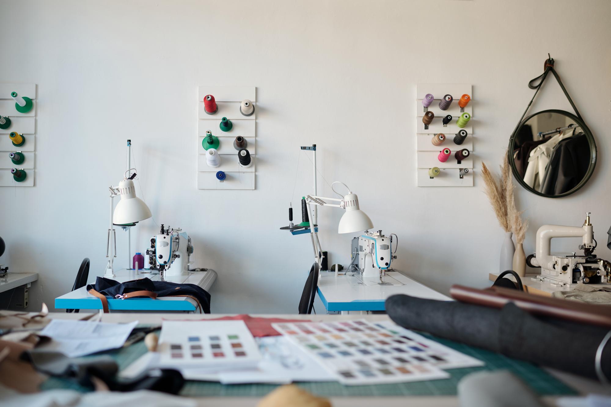 Interno del laboratorio di ricamo con strumenti digitali